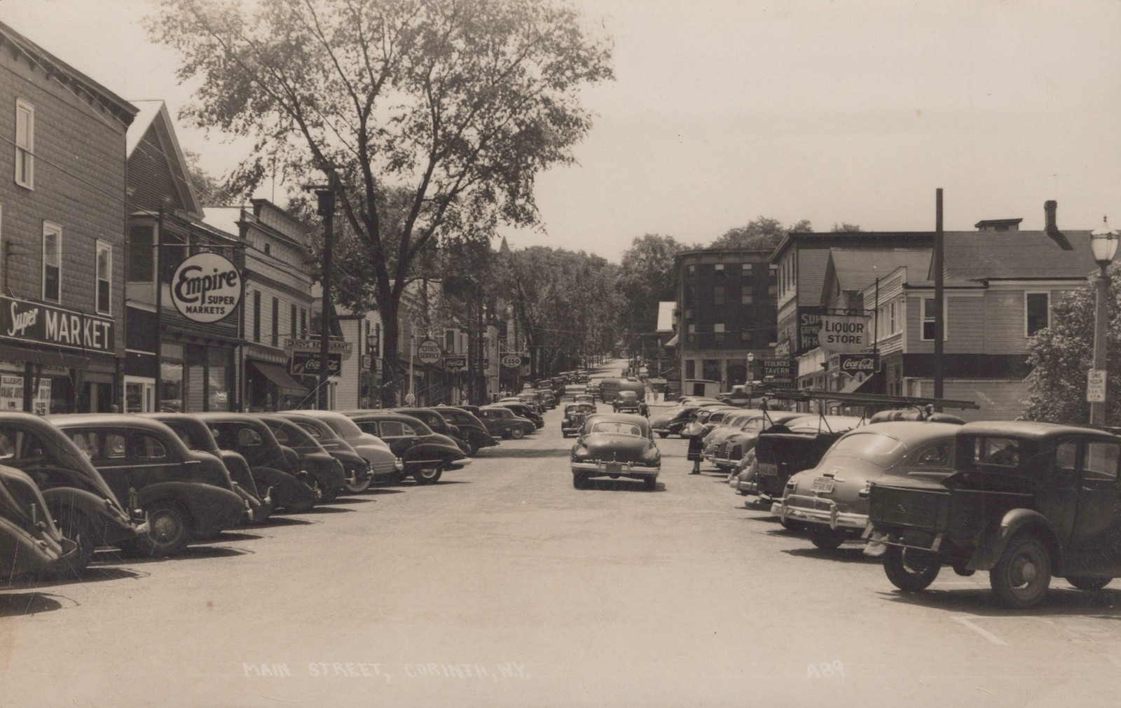 Main Street Corinth NY Coca Cola coches años 40 - RPPC foto postal