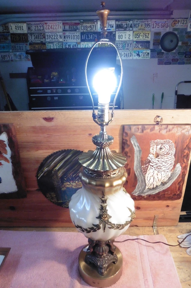 Lámpara de mesa de colección Falkenstein MCM Hollywood Regency latón querubín vidrio opalescente Foto 2 de 4