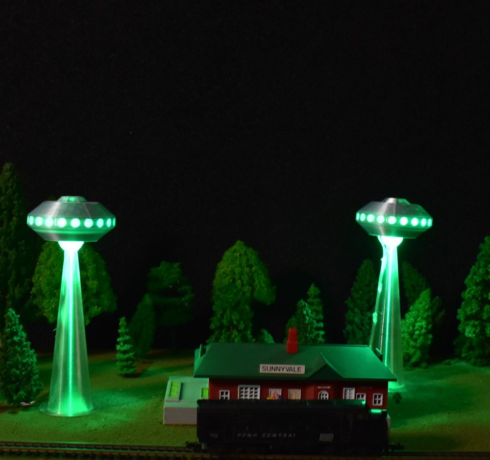 N Z T Scale Trains UFO Flying Saucer Space Ship With Abduction Green ...