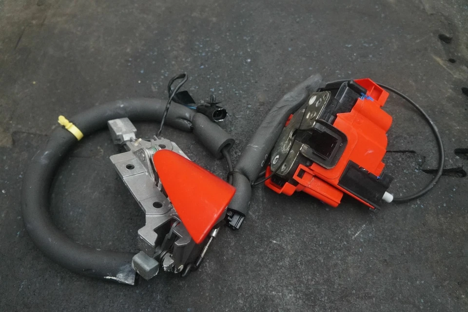 Manija de bloqueo de pestillo de puerta de pasajero delantero derecho 69978700 Ferrari California 2010 Foto 4 de 4