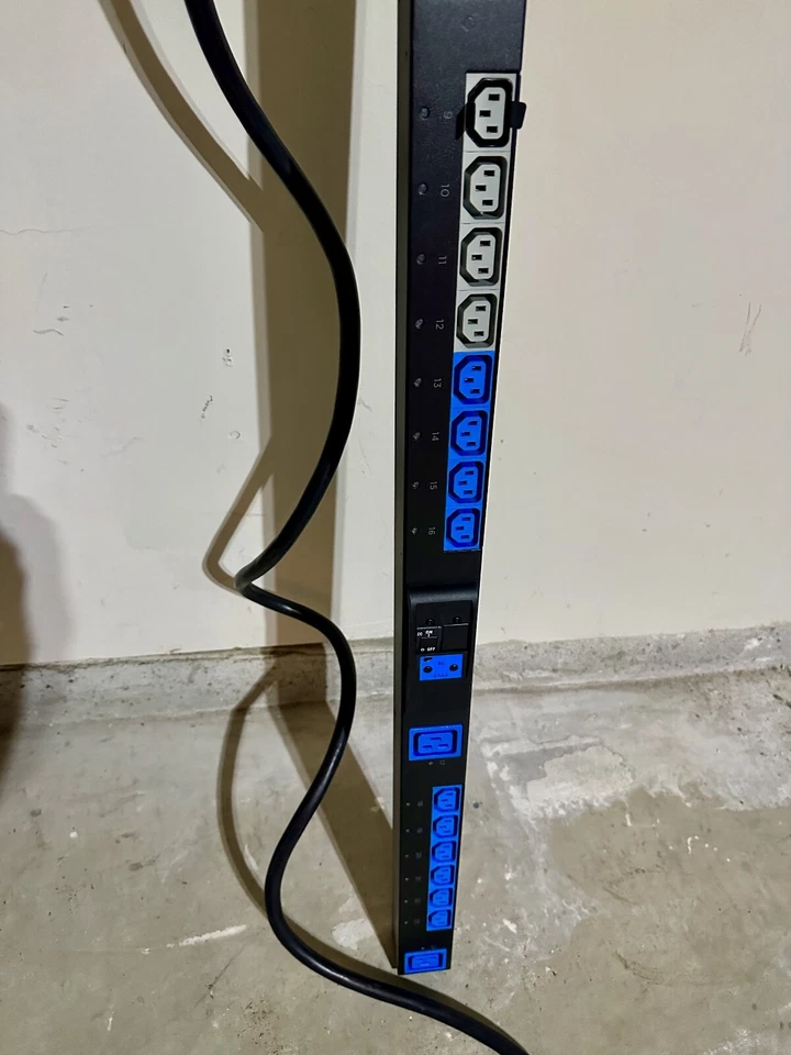 PDU medida ENLOGIC EN6241 1 fase 208V 30A 5,0 kVA 20x C13, 4x C19 - SOLO LOCAL Foto 4 de 4