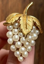 Vintage Crown Trifari Strawberry Grapes Fruit Goldtone Pearls Cluster Brooch Pin