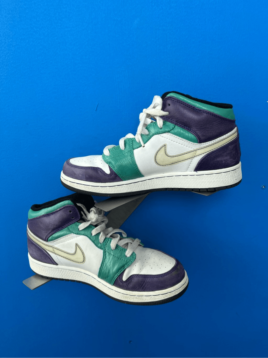 Nike Air Jordan Retro 1 GS Emerald Green Ice Purple Sneakers 322678-301 Sz 6Y Nike Air Jordan Retro 1 GS Emerald Green Ice Purple... | Depop main image 4