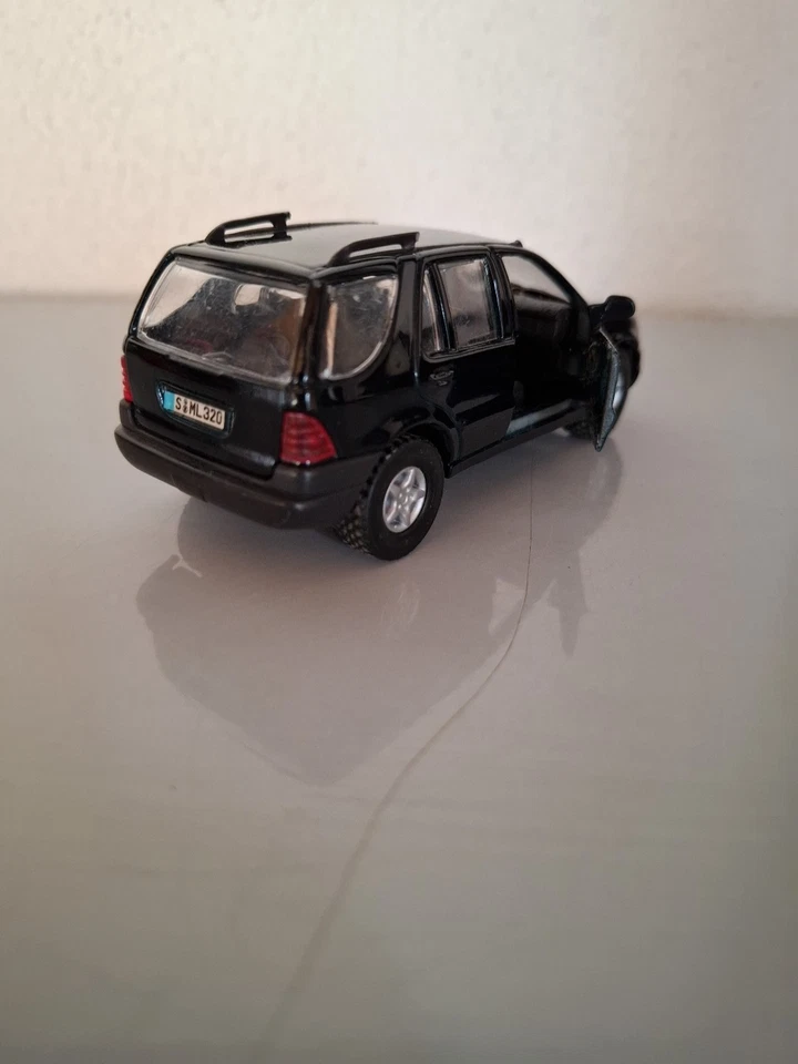 Maisto Mercedes-Benz ML 320 1:41 Black Car ( without left front light ) - Immagine 3 di 4