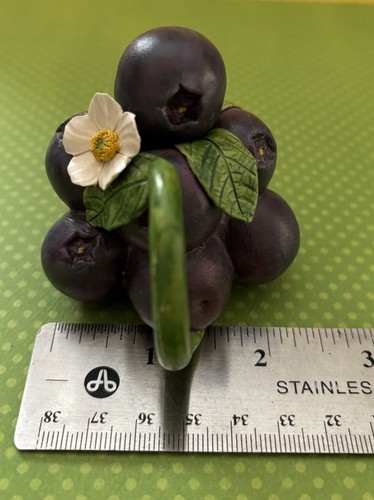 ADORABLE Tetera Miniatura Cerámica Racimo de Arándanos, Sin Marca, Firmada - Imagen 6 de 8