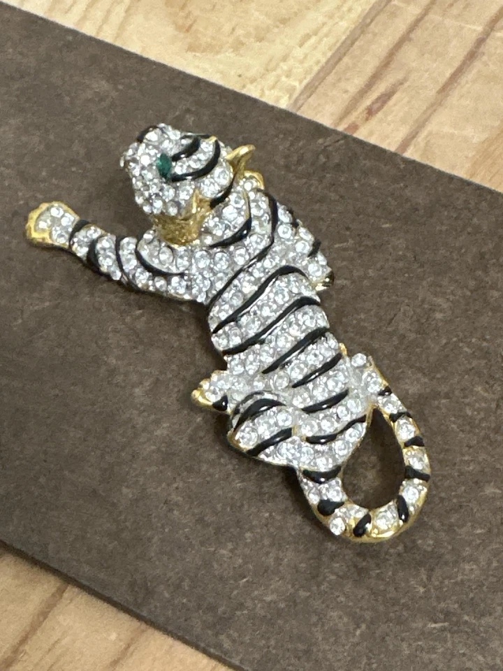 Broche de tigre prendedor tono dorado cristal estrás rayas ojos verdes joyería Foto 3 de 4