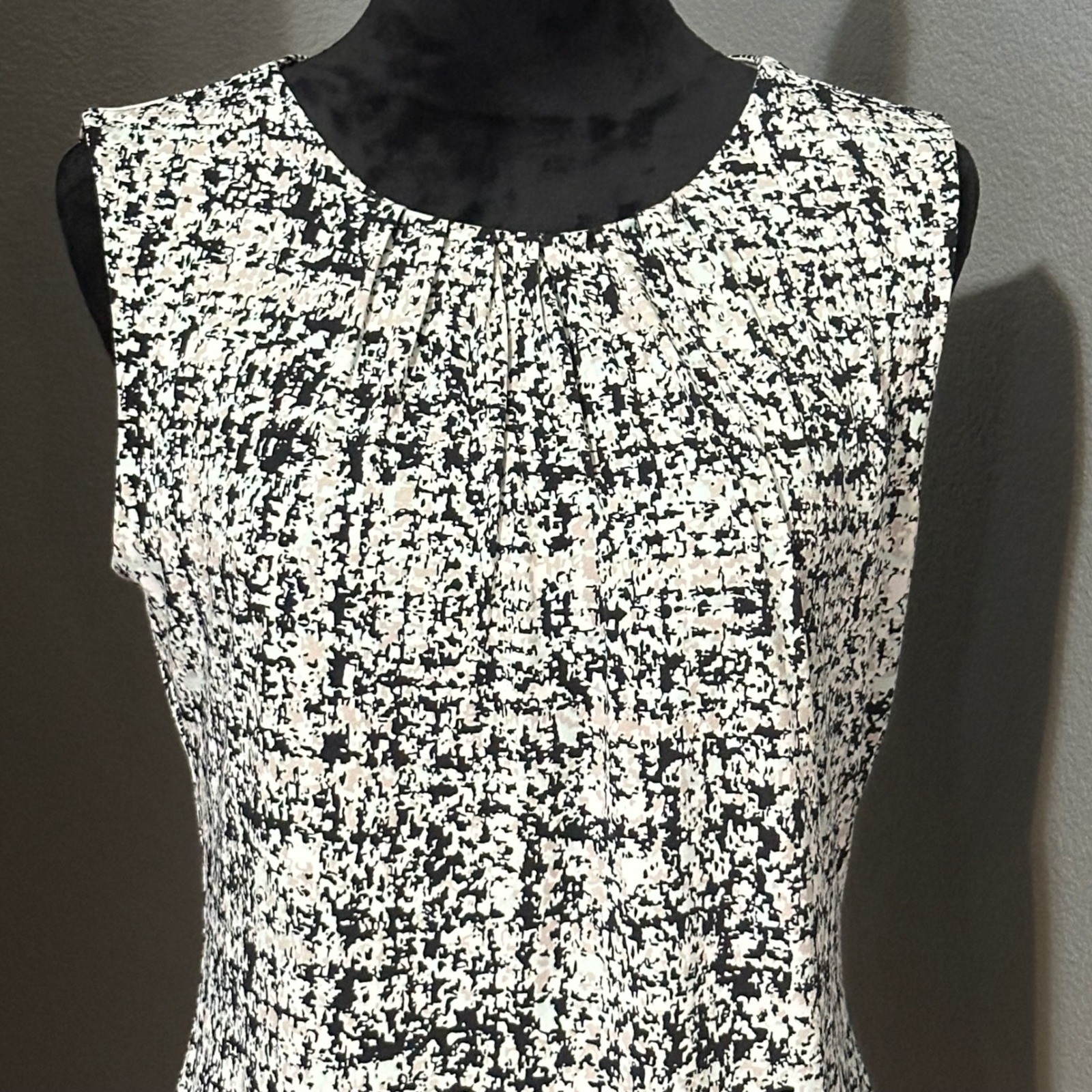 Calvin Klein Blouse Medium Sleeveless Pleated Neck Black White Chic Modern thumbnail 2