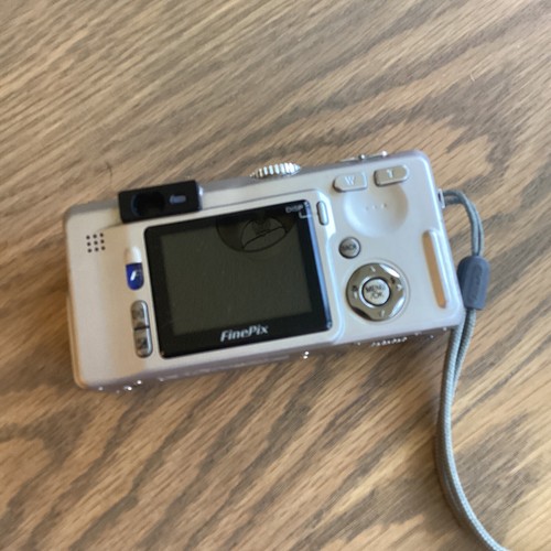 FUJIFILM FinePix F700 Sliver Color Compact Digital Camera. Tested. Camera Only - Picture 3 of 5