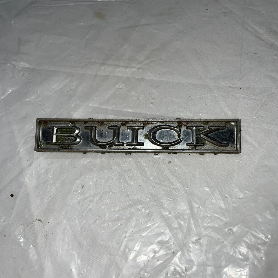 1974 1975 1976 Buick Skylark emblema insignia símbolo "buick" OEM 1700885 de colección Foto 3 de 4