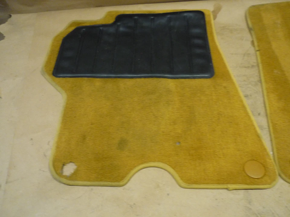 Ferrari California - Juego de alfombras de piso delantero (beige) USADAS P/N 81267500-81267600 Foto 4 de 4