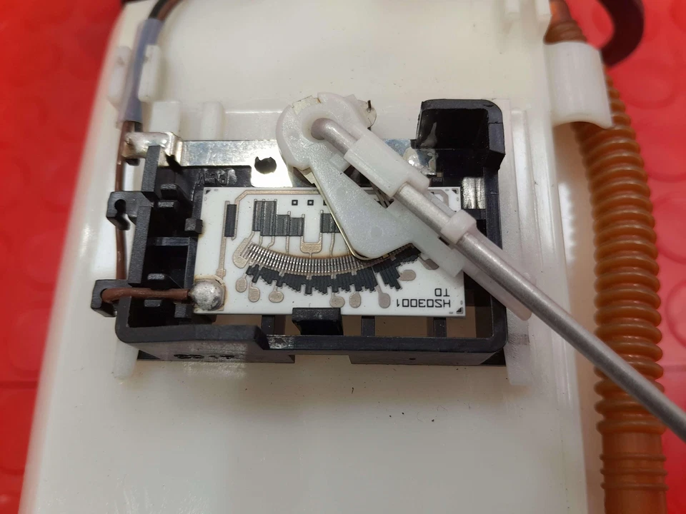 Conjunto de bomba de combustible Kia Forte 2010-2013 montado en tanque genuino OEM 311101M500 Foto 3 de 4