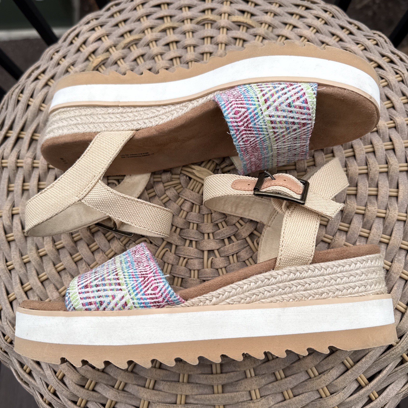 Toms Women's 8.5 Beige Tan Strappy Platform Wedge Heels Sandals Open Toe Print
