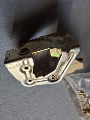 serrure de porte avant droite Peugeot 204/304- Réf 913640 - Photo 1/4