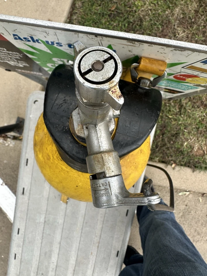 VINTAGE US DIVERS CO STEEL SCUBA DIVING TANK WITH BACK PACK - Image 2 of 4