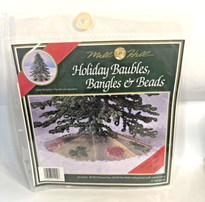 NEW Mill Hill Holiday Baubles, Bangles & Beads Hearts & holly Tree Skirt MHTS2