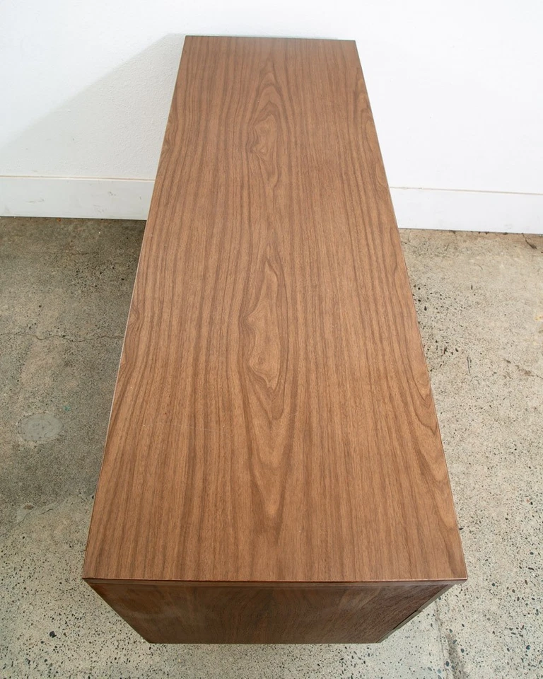 Cómoda Credenza Moderna Mediados de Siglo 6 Cajones Stanley Nogal Mcm Manijas de Metal Foto 3 de 4