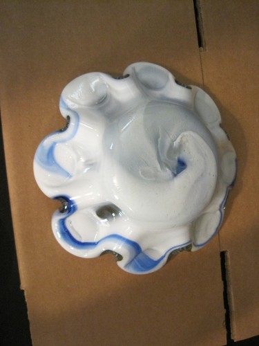 VINTAGE FLOWER SHAPED HEAVY CANDY DISH ASHTRAY WHITE & BLUE 8 SLOTS - Picture 10 of 10