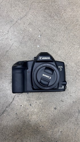 Canon Eos 3 with lens
