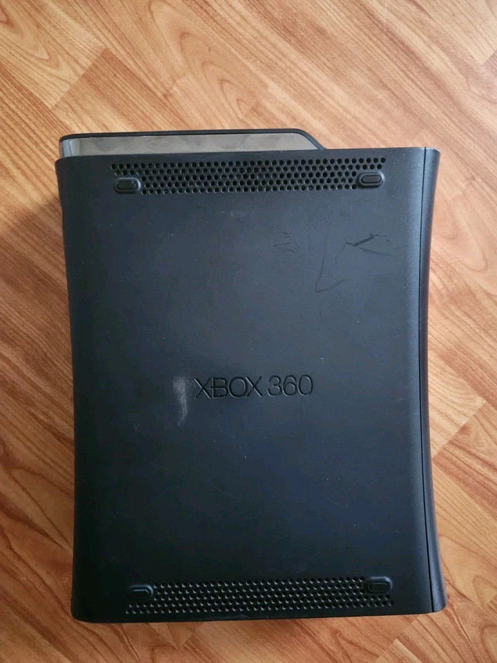 Consola Microsoft Xbox 360 con disco duro de 120 GB sin probar pero en general buen estado  Foto 4 de 4