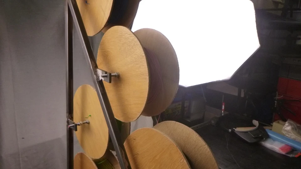 Bastidor dispensador de cable soldado con aproximadamente 8 kilos de cable de cable en bobinas #e2081 - Imagen 3 de 4