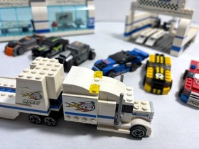 LEGO Racers: Brick Street Customs 8154 (2008) - Retired.