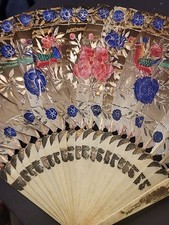 Ancien éventail à main en plumes peint à la main
