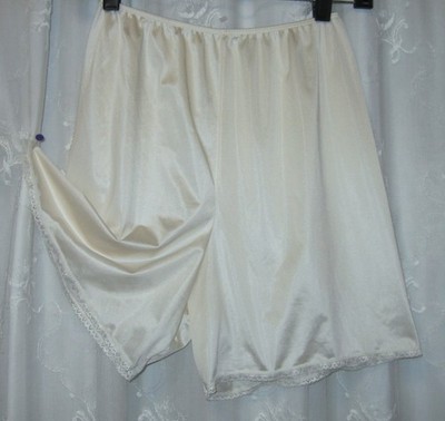 NEW VINTAGE SMALL BALI BEIGE SILKY LACE TRIM 15'' LONG BLOOMERS PATTIPANTS SLIP +