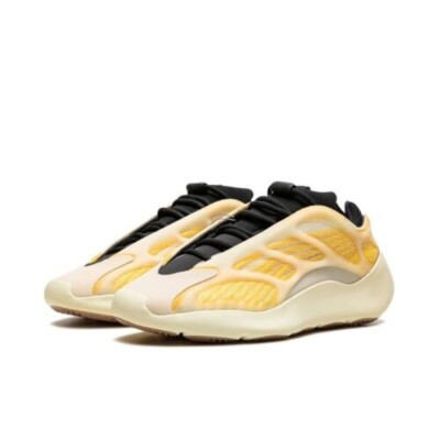 Adidas Yeezy 700 V3 Mono Safflower Size 13.5M HP5425 BRAND NEW