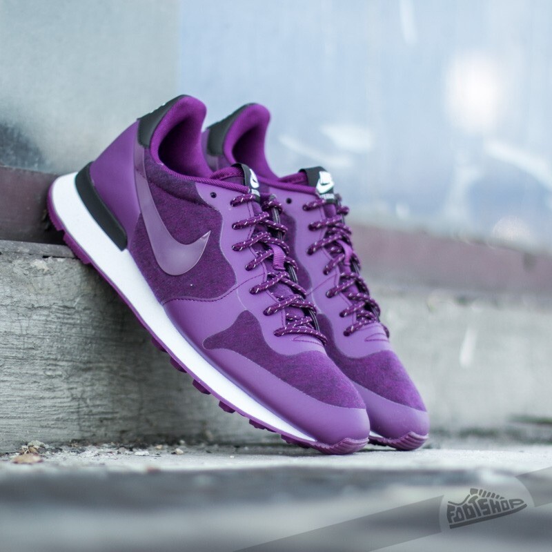 nike internationalist tech fleece