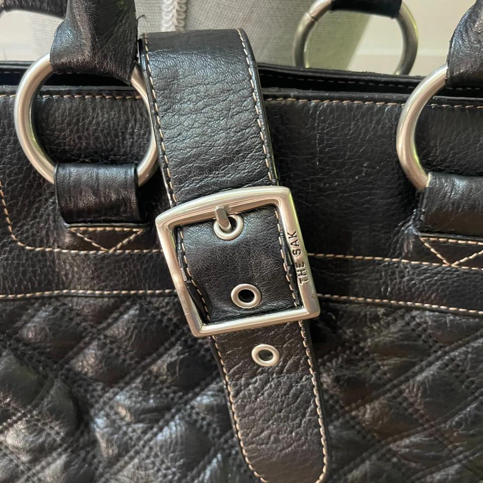 bolso bandolera acolchado negro con diseño estructurado the sak Foto 2 de 4