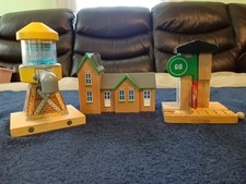 Thomas Friends Wooden Railway Water Tower,A Building And A Stop Go Signal 1