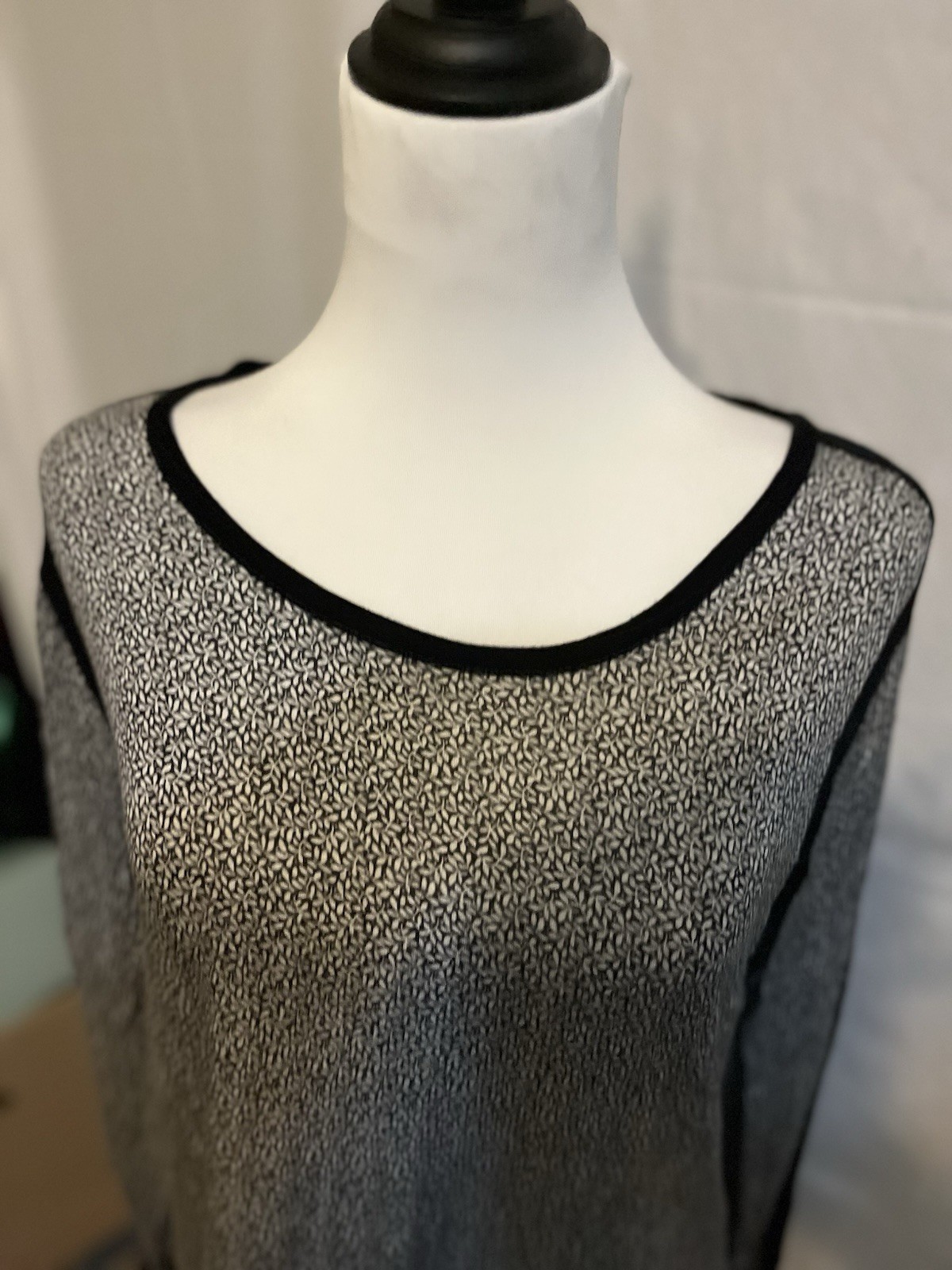 Michael Kors, Black And White Slip On Blouse Top Long Sleeve Size Medium thumbnail 3