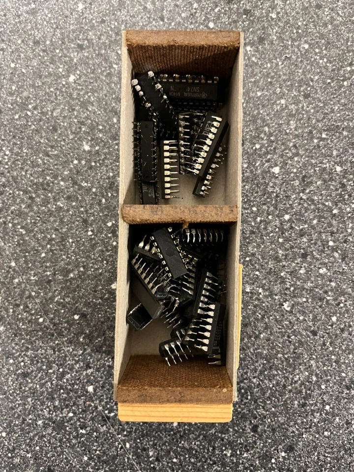 Lot de composants électroniques vintage - tampons, déclencheurs Schmitt,... - Photo 3/4