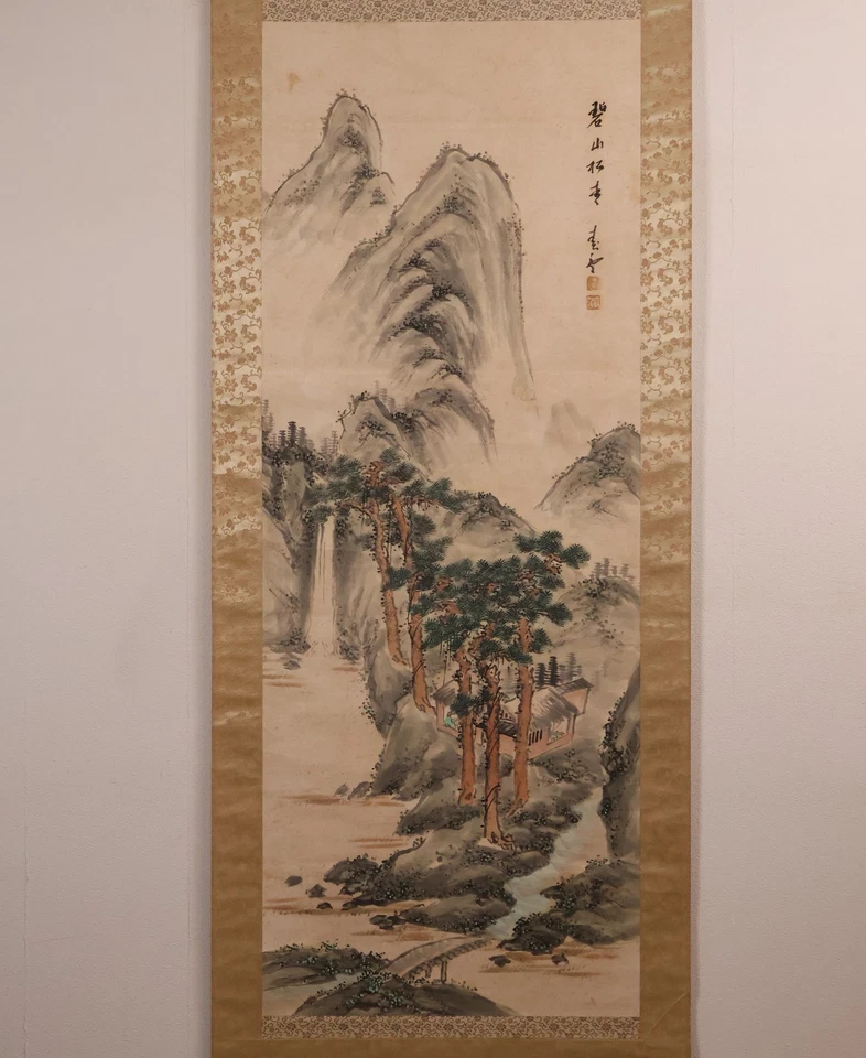 Pergamino colgante japonés pintado a mano 'Paisaje de pino de montaña azul' KAKEJIKU Foto 2 de 4