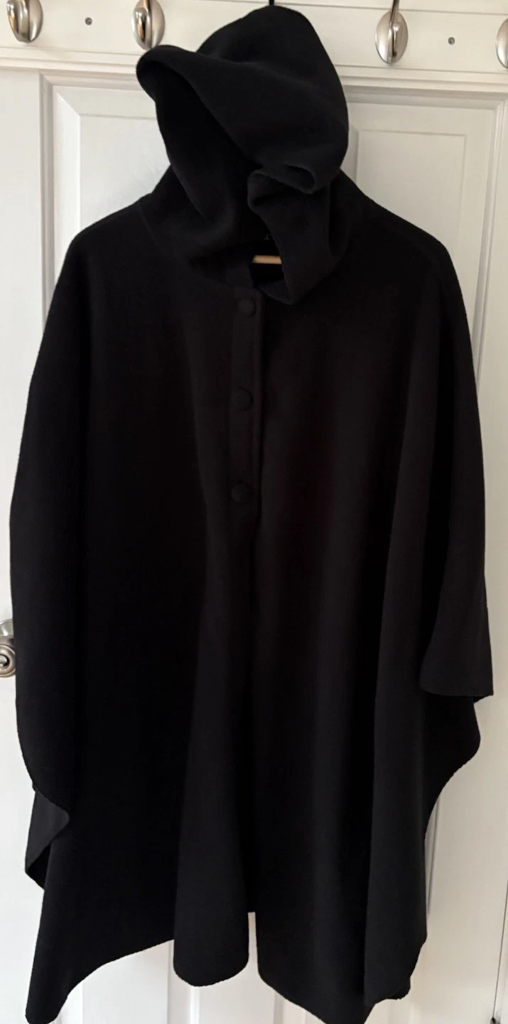 Vintage LL BEAN Poncho Cape Hood Black Polartec Fleece Traveler USA One Size
Opens in a new window o