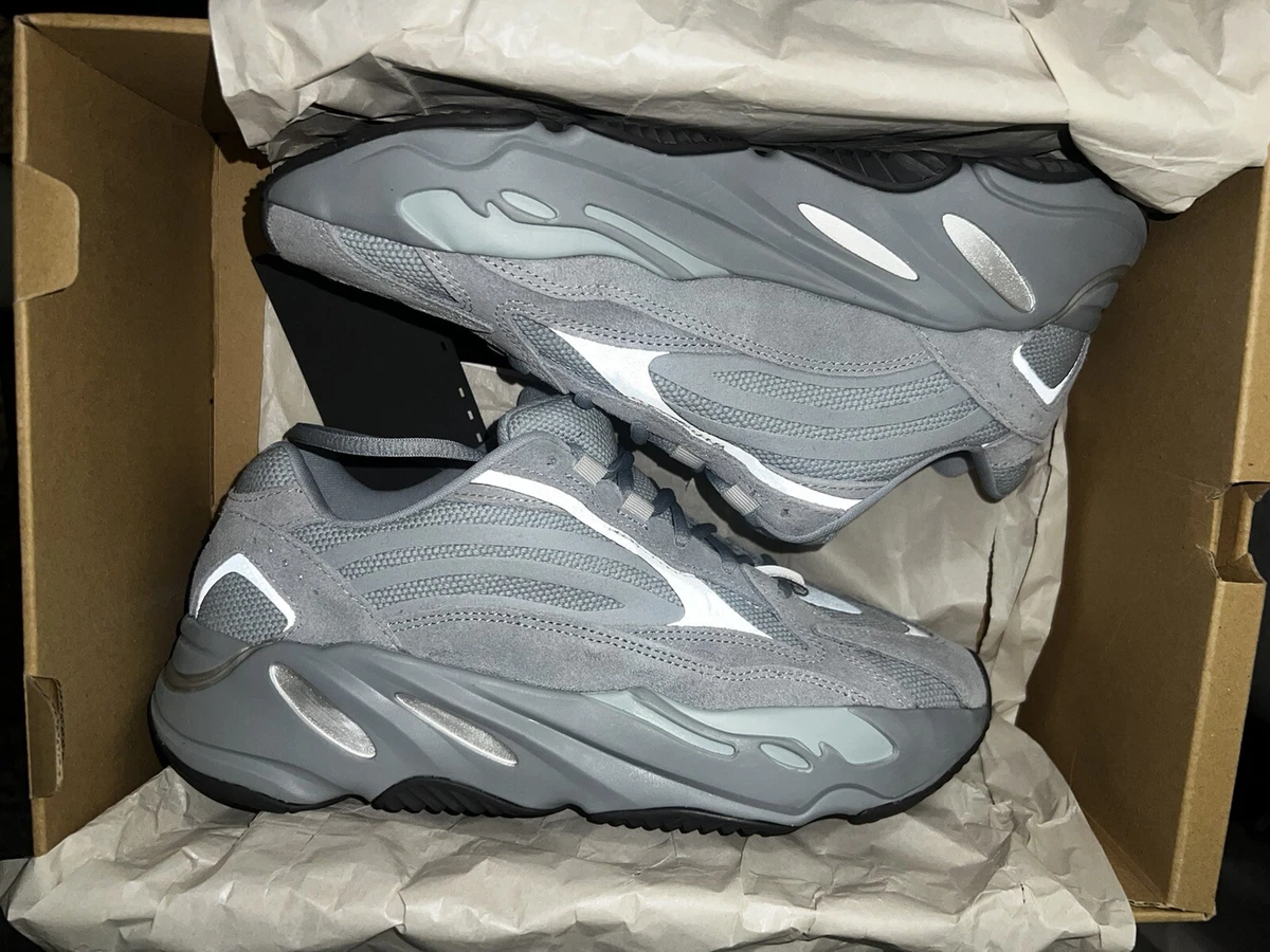 Hospital blue sales yeezy 700