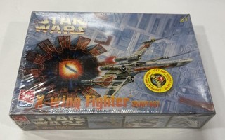 AMT ERTL # 8932 Star Trek X Wing Fighter (Seald) 1:63 Scale LR RG