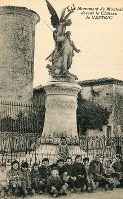 Montcalm Denkmal vor Schloss von VESTRIC und CANDIAC Gruppe Kinder Schüler?