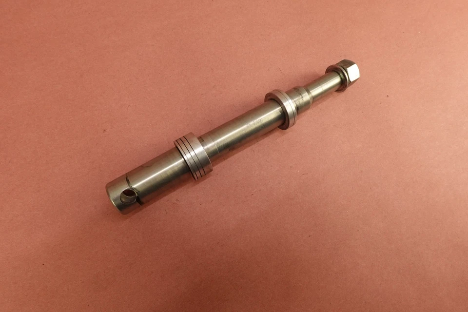 Harley-Davidson Sportster Iron 883 XL883N 2009-2021 perno de eje de rueda delantera Foto 3 de 4