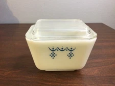 Vtg PYREX Blue Snowflake Garland 501-B Refrigerator Dish With Lid 1-1/2 Cup