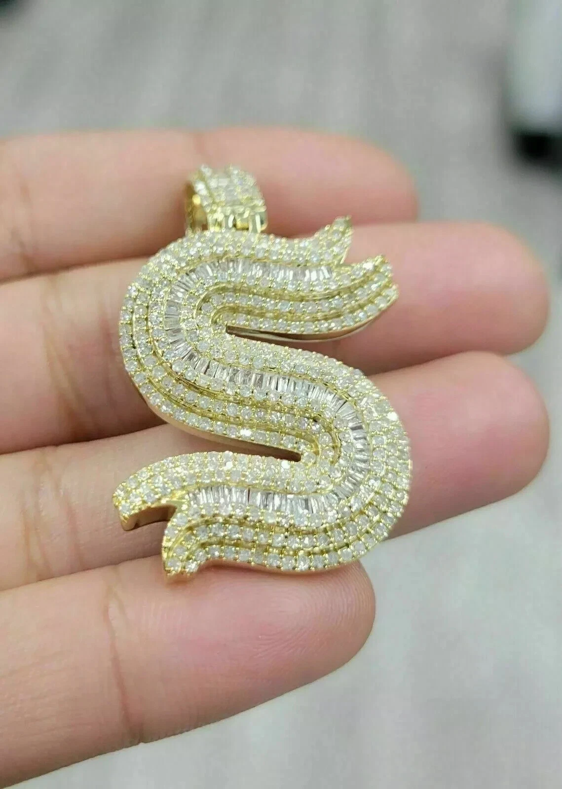 VETEMENTS Ciondolo lettera personalizzata diamante simulato baguette 4 ct 2" oro giallo 14k over