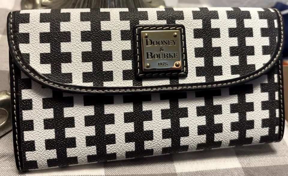 Cartera sin asas continental Dooney Bourke blanca y negra recubierta geométrica y de cuero Foto 3 de 4