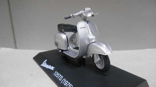 VESPA 1975 125 TS SILVER MOTO/BIKE 1:18 SALVAT MAISTO - Imagen 2 de 3