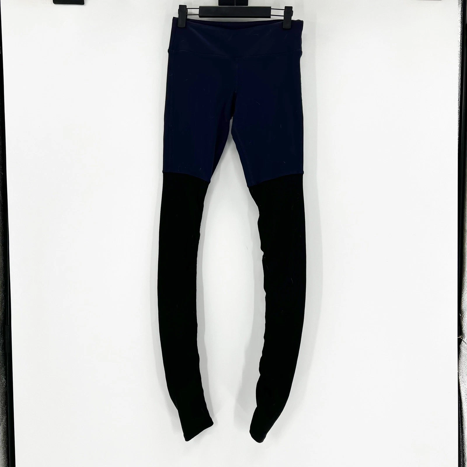 alo-yoga navy black colorblock athletic leggings