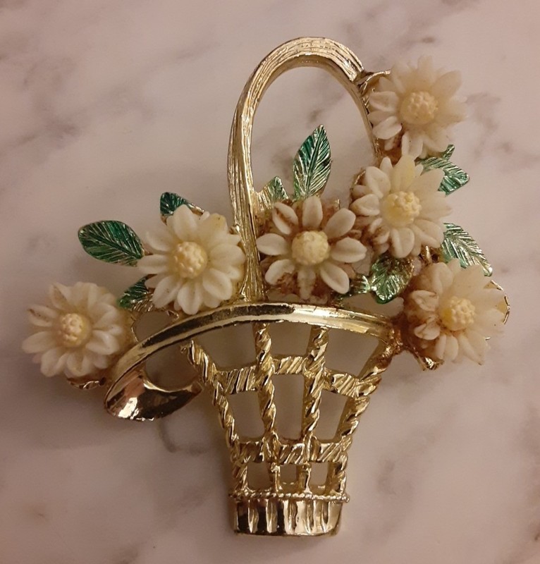 Vintage Mid Century Mod Basket with 6 Lucite Daisies Brooch Pin 2" x 2" 