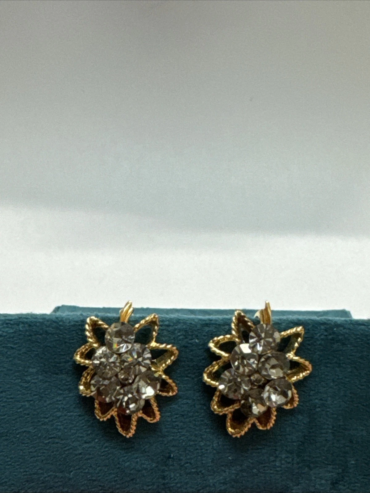Boucle d’oreille dorée vintage avec strass gris