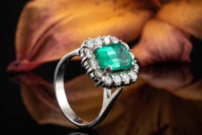 Smaragd Ring Emerald Cut Klassisch mit Diamanten rundum in Weißgold 750 Schmuck