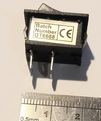 UNIVERSAL KLEINER EIN-AUS WIPPSCHALTER BIS 10 AMP KAPAZITÄT