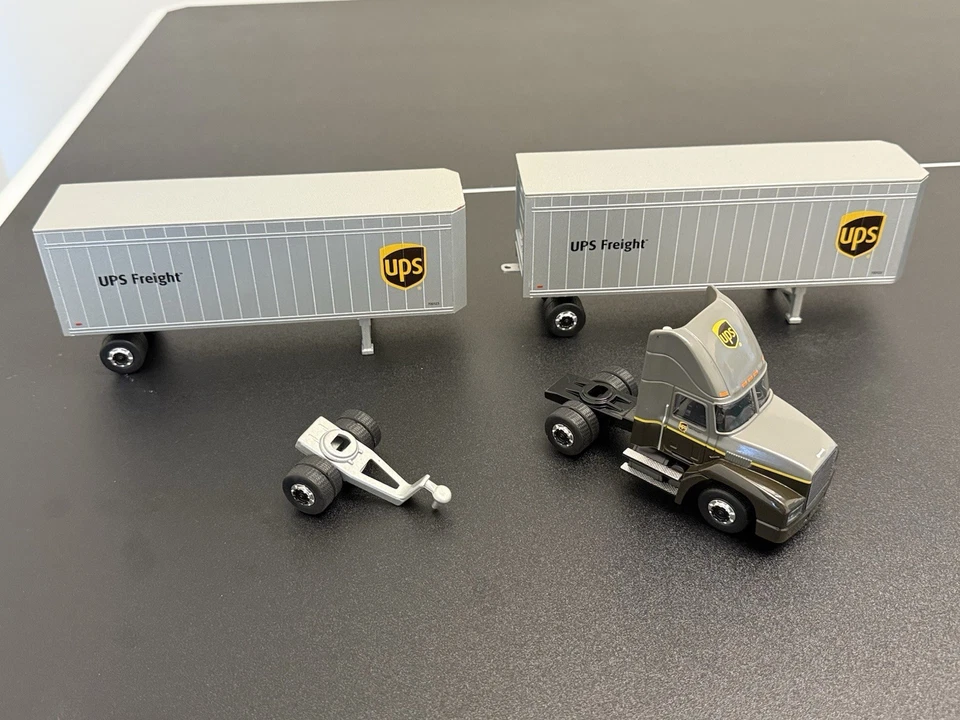 2017 UPS Freight Double Pup Diecast semi trator reboque caminhão de brinquedo | Aposentadoria - Imagem 2 de 4