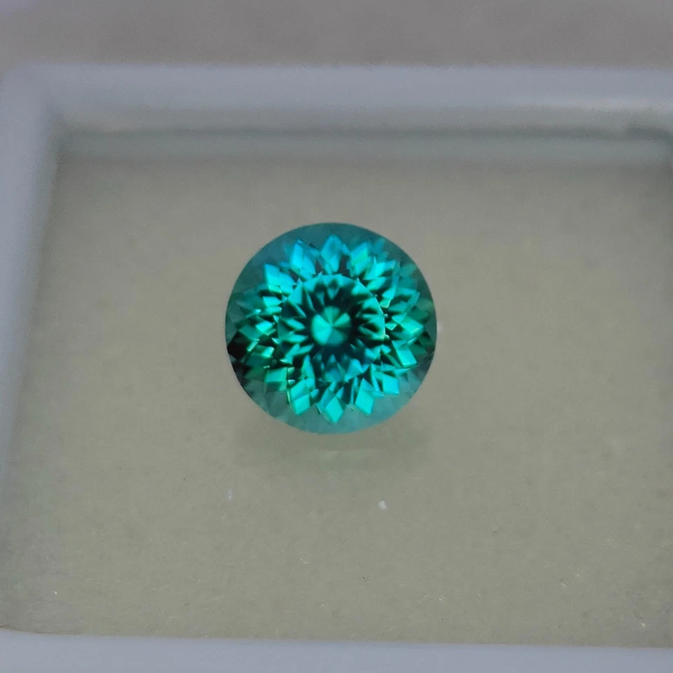 Precision Cut, 5.35 Ct Rare Bi Color Lab Sapphire, 10 MM Portuguese Cut Sapphire - Image 4 of 4